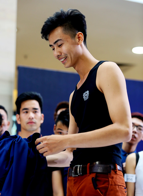Thanh Hằng quỳ gối thay giày cho thí sinh - 9