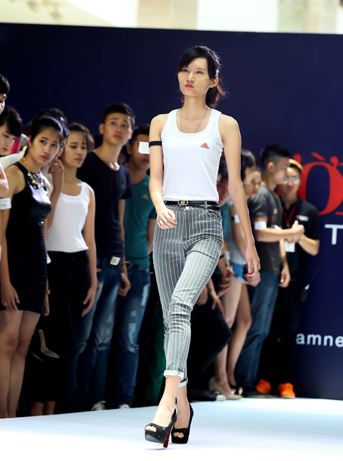 Thanh Hằng quỳ gối thay giày cho thí sinh - 12