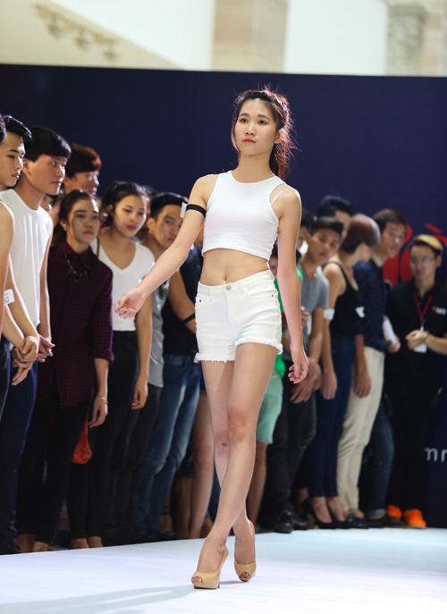 Thanh Hằng quỳ gối thay giày cho thí sinh - 15