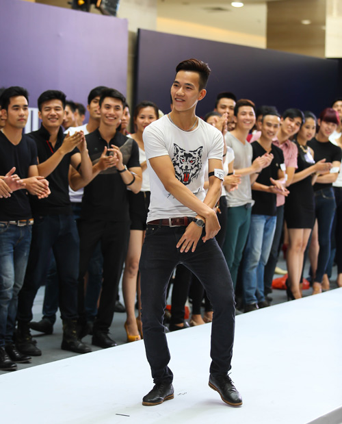 Thanh Hằng quỳ gối thay giày cho thí sinh - 18