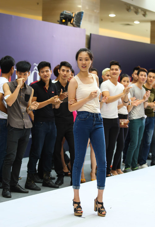 Thanh Hằng quỳ gối thay giày cho thí sinh - 20