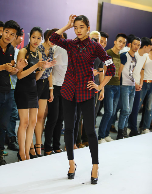 Thanh Hằng quỳ gối thay giày cho thí sinh - 2