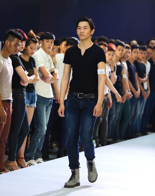 Thanh Hằng quỳ gối thay giày cho thí sinh - 5