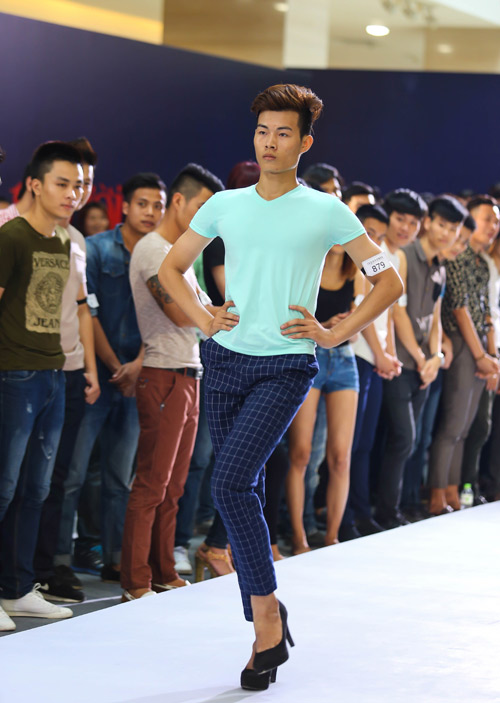Thanh Hằng quỳ gối thay giày cho thí sinh - 6
