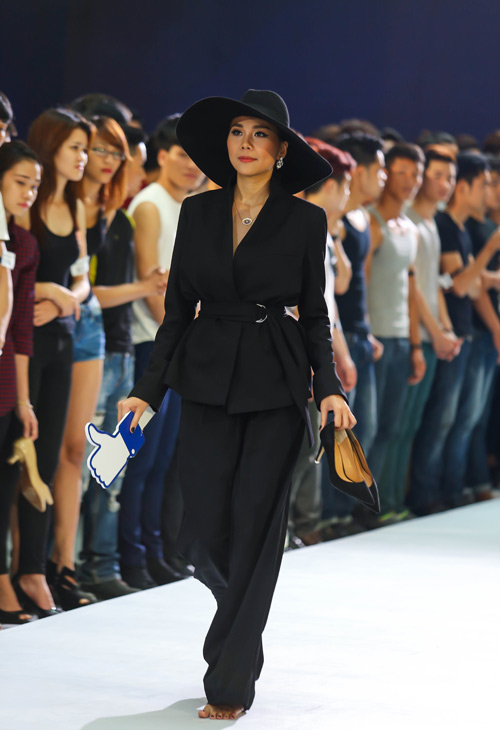 Thanh Hằng quỳ gối thay giày cho thí sinh - 4