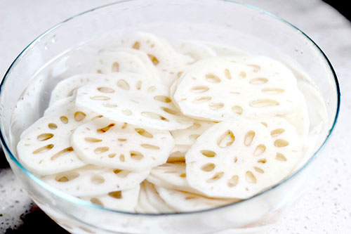 Củ sen xào giòn ăn với cơm rất ngon - 1