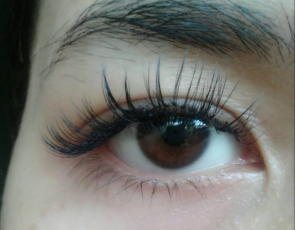 Chị em cẩn thận rước họa vì nối mi - 1