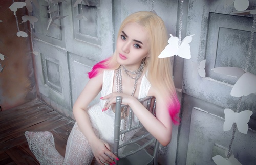 Em gái Angela Phương Trinh ngày càng quot;nổi loạnquot; - 5