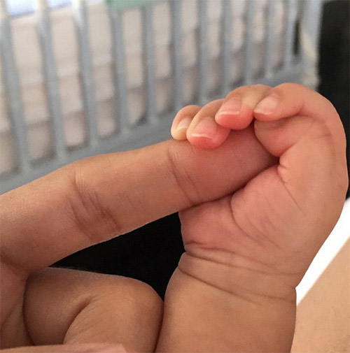 Hà Tăng khoe dáng thon gọn hơn một tháng sau sinh - 2