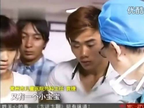 Kinh ngạc với bé sơ sinh mang thêm thai đôi trong bụng - 3