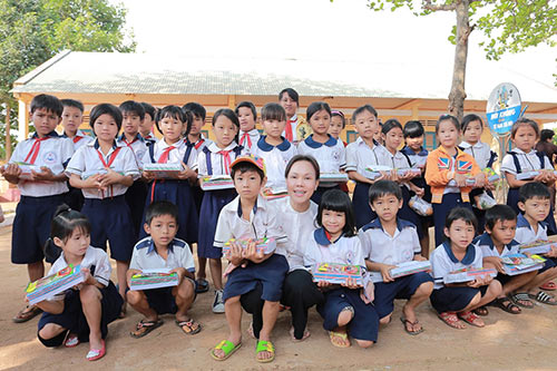 Việt Hương phụ giúp bà con nghèo rửa bát - 3