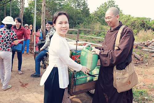 Việt Hương phụ giúp bà con nghèo rửa bát - 6