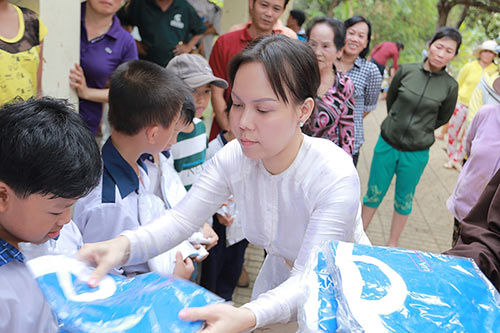 Việt Hương phụ giúp bà con nghèo rửa bát - 8