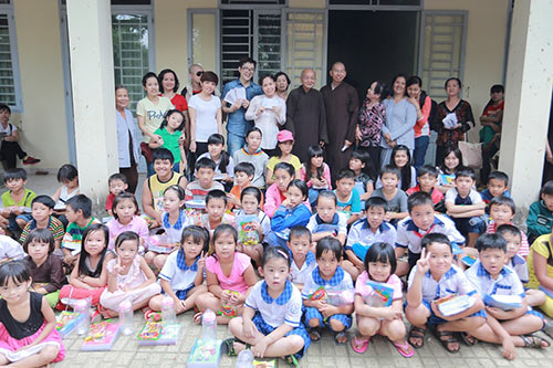 Việt Hương phụ giúp bà con nghèo rửa bát - 10