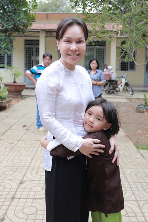 Việt Hương phụ giúp bà con nghèo rửa bát - 11