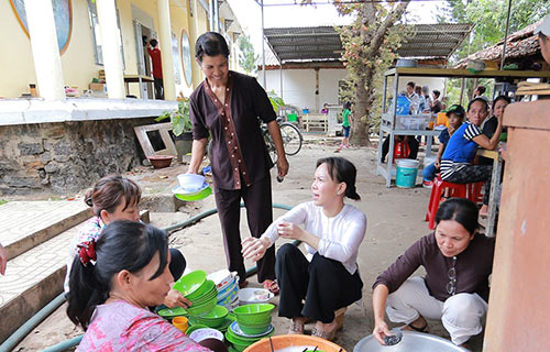 Việt Hương phụ giúp bà con nghèo rửa bát - 4