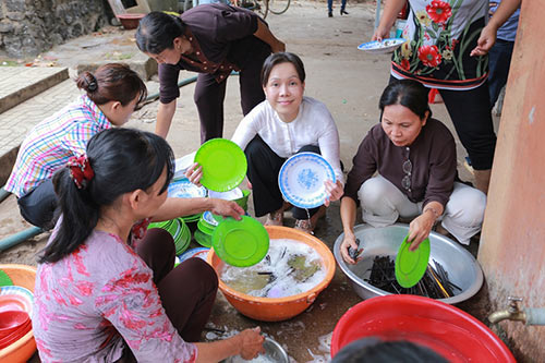 Việt Hương phụ giúp bà con nghèo rửa bát - 5