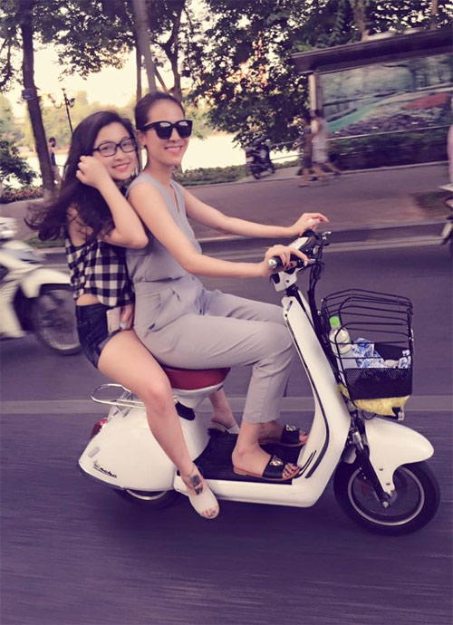 Hai mẹ con Xuân Lan rạng rỡ trên bãi biển - 4