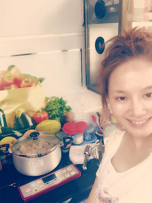 Hai mẹ con Xuân Lan rạng rỡ trên bãi biển - 12