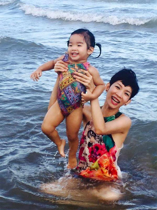 Hai mẹ con Xuân Lan rạng rỡ trên bãi biển - 1