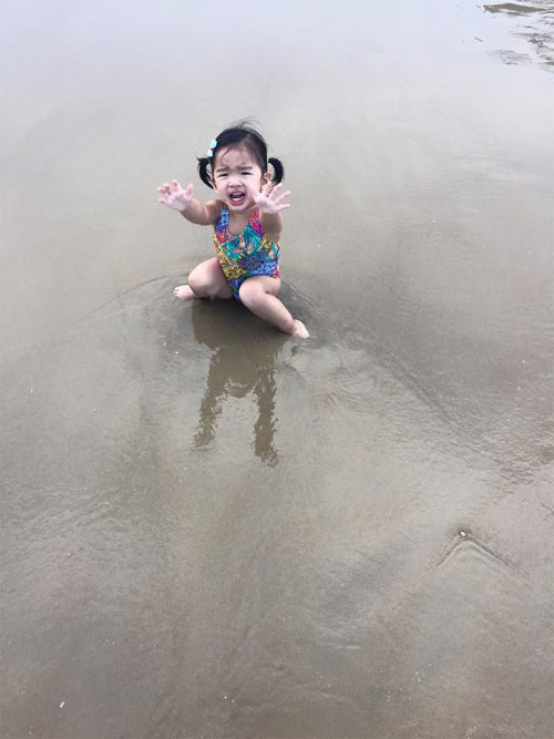 Hai mẹ con Xuân Lan rạng rỡ trên bãi biển - 2