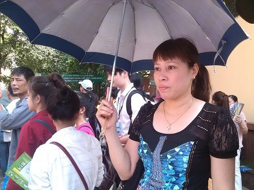 Thí sinh bỡ ngỡ, phụ huynh lo lắng trong buổi thi đầu tiên - 1