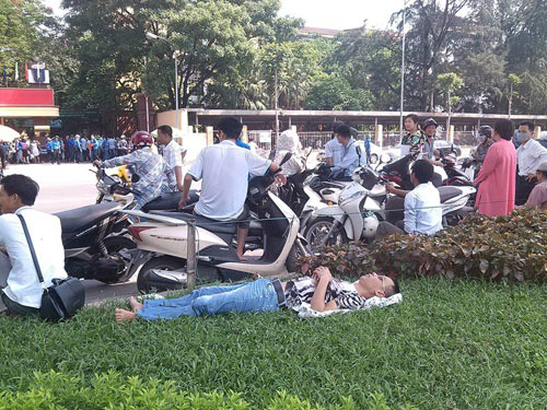 Thí sinh bỡ ngỡ, phụ huynh lo lắng trong buổi thi đầu tiên - 3