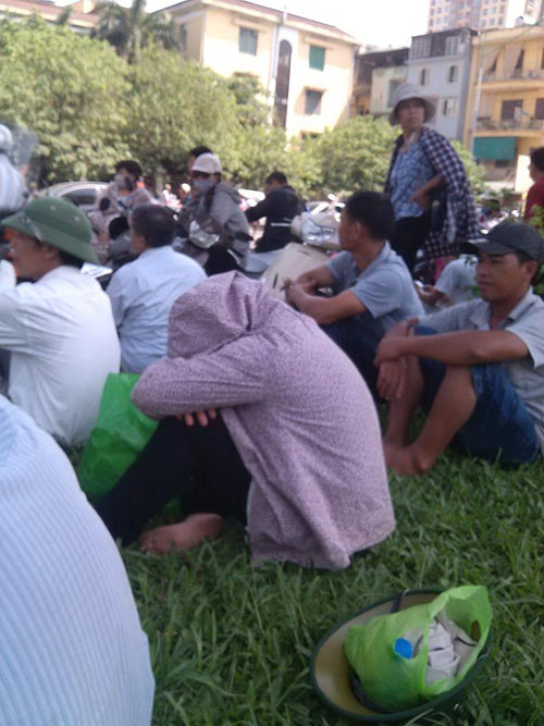 Thí sinh bỡ ngỡ, phụ huynh lo lắng trong buổi thi đầu tiên - 4