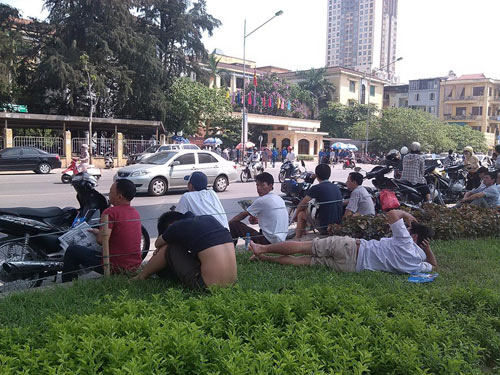 Thí sinh bỡ ngỡ, phụ huynh lo lắng trong buổi thi đầu tiên - 5