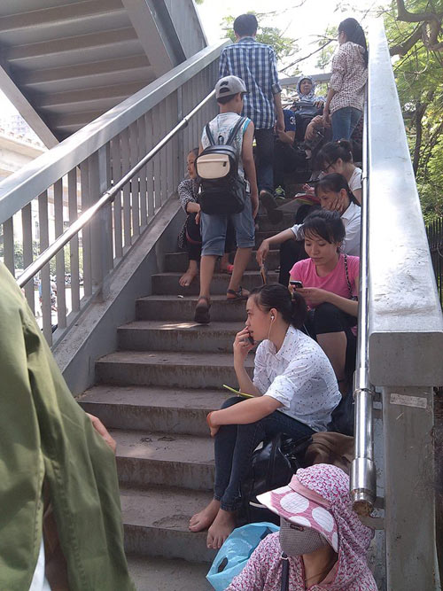 Thí sinh bỡ ngỡ, phụ huynh lo lắng trong buổi thi đầu tiên - 6