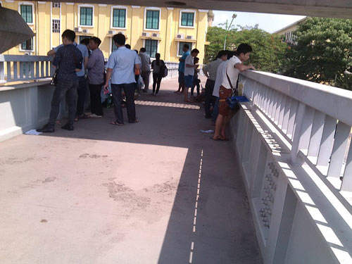 Thí sinh bỡ ngỡ, phụ huynh lo lắng trong buổi thi đầu tiên - 7