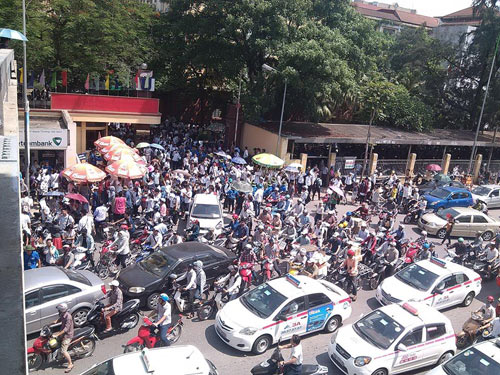 Thí sinh bỡ ngỡ, phụ huynh lo lắng trong buổi thi đầu tiên - 8