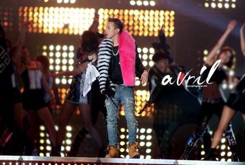 Thanh Hằng khiến thí sinh quot;choángquot; với quần jean 50 triệu - 8