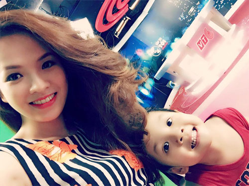 Hai con Hồng Nhung hạnh phúc trong ngày tổng kết năm học - 5