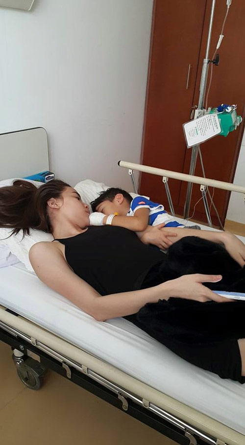 Hai con Hồng Nhung hạnh phúc trong ngày tổng kết năm học - 7