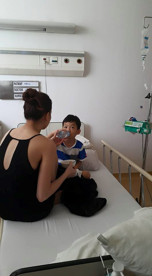 Hai con Hồng Nhung hạnh phúc trong ngày tổng kết năm học - 8