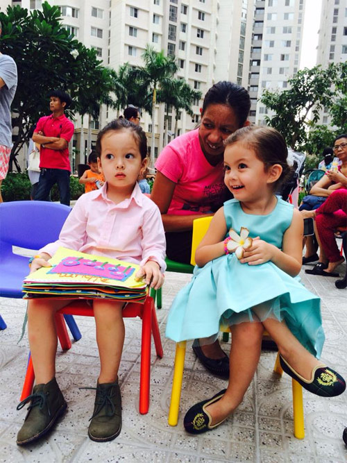 Hai con Hồng Nhung hạnh phúc trong ngày tổng kết năm học - 1