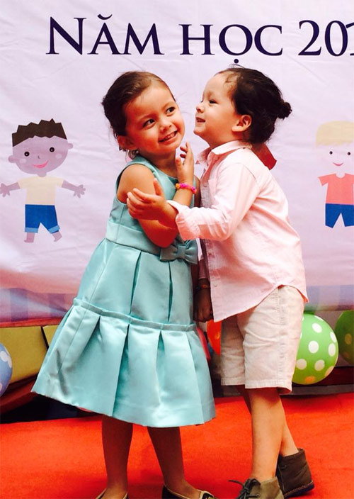 Hai con Hồng Nhung hạnh phúc trong ngày tổng kết năm học - 3