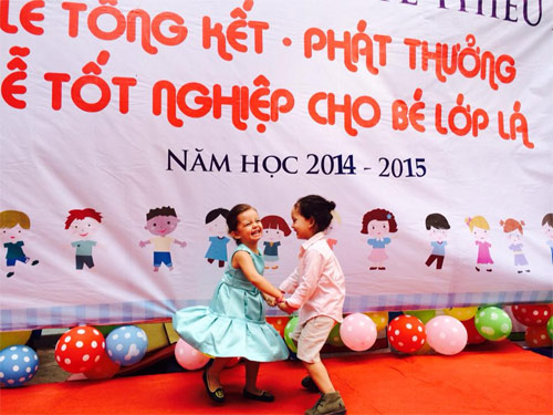 Hai con Hồng Nhung hạnh phúc trong ngày tổng kết năm học - 4