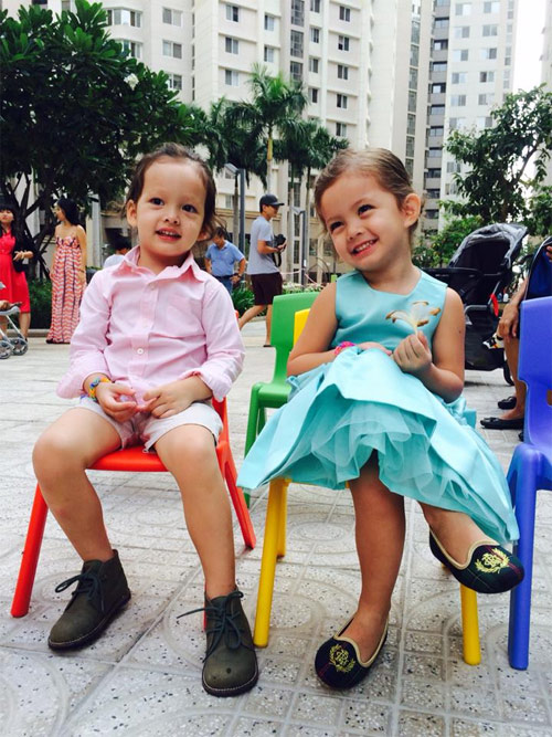 Hai con Hồng Nhung hạnh phúc trong ngày tổng kết năm học - 2
