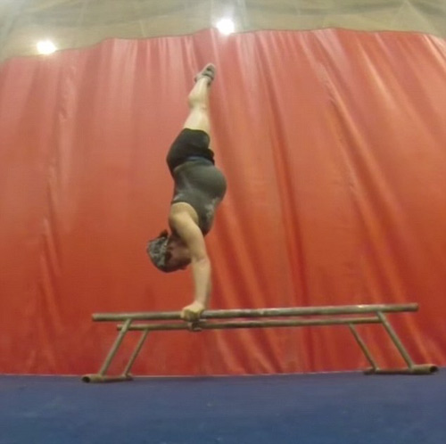 Mang thai đôi 35 tuần, mẹ vẫn “trồng cây chuối” cực đỉnh - 3