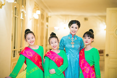 Hoa hậu Ngọc Hân diện áo dài cung đình làm MC - 1