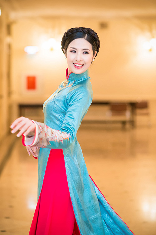 Hoa hậu Ngọc Hân diện áo dài cung đình làm MC - 2