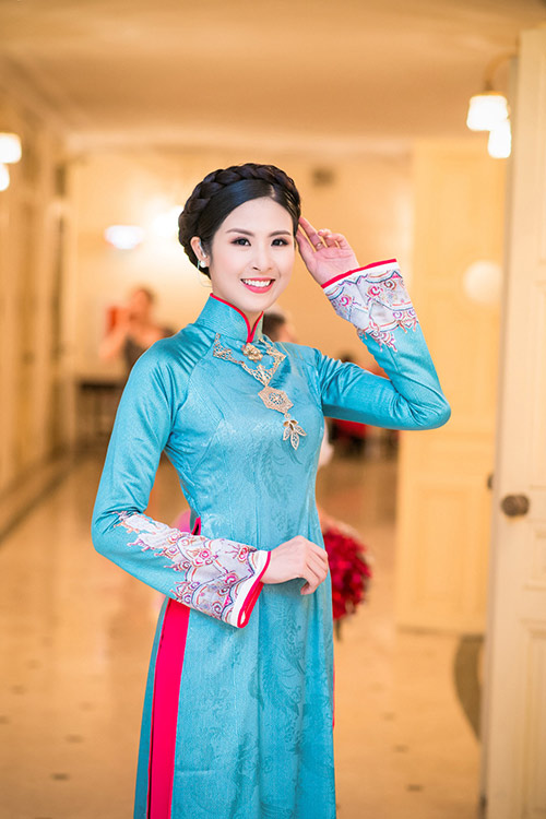 Hoa hậu Ngọc Hân diện áo dài cung đình làm MC - 4