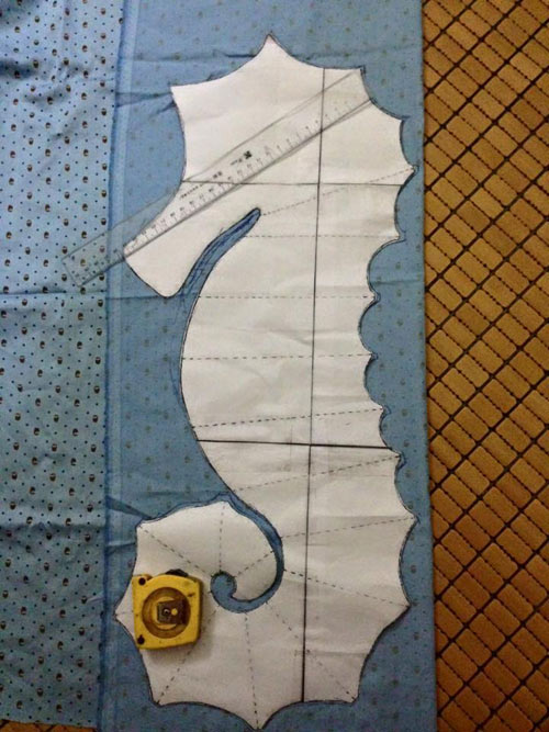 Mẹ Việt rủ rê làm gối cá ngựa cho bé #039;đua#039; chơi - 6