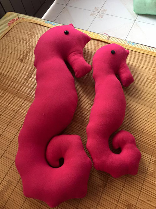 Mẹ Việt rủ rê làm gối cá ngựa cho bé #039;đua#039; chơi - 1