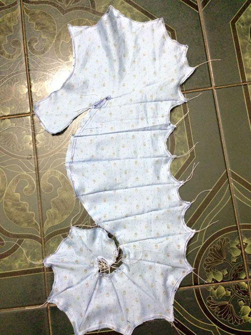 Mẹ Việt rủ rê làm gối cá ngựa cho bé #039;đua#039; chơi - 9