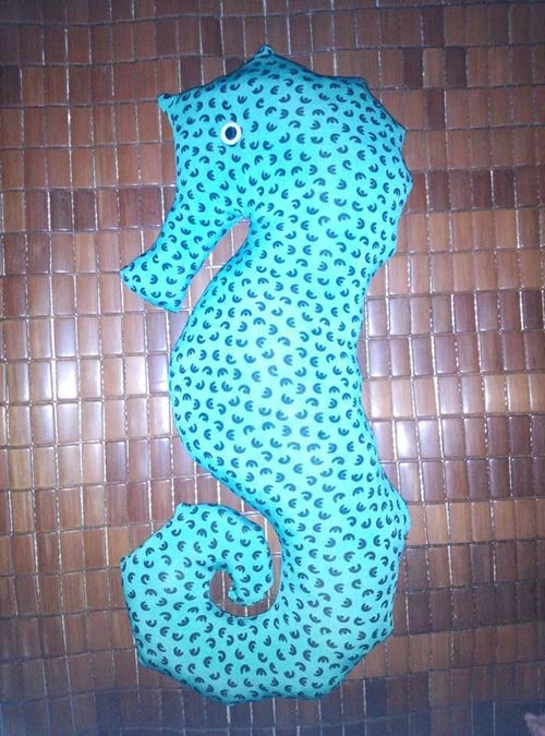 Mẹ Việt rủ rê làm gối cá ngựa cho bé #039;đua#039; chơi - 4