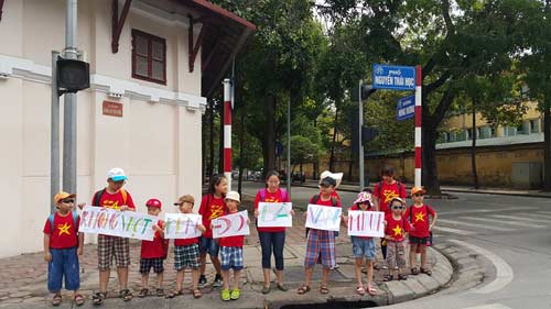 Trẻ thủ đô xuống đường kêu gọi #039;Không vượt đèn đỏ#039; - 1