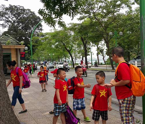 Trẻ thủ đô xuống đường kêu gọi #039;Không vượt đèn đỏ#039; - 11